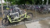 Cargobike parken I Voller Radständer und Lastenrad in erster Reihe