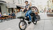Elektrobike Test I Cargobike Moustache Lundi 20.5 I Fahrbild Mann Warentransport