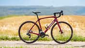 Trek Domane SL 6 AXS Gen 4,Rennrad,Seitenansicht vor Feld