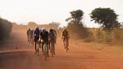 Ulrich Bartholmös (rechts) beim Start zum Race Around Rwanda 2023.