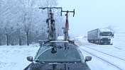 Fahrräder auf dem Autodach im Schnee