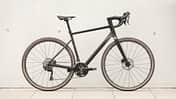 Rose Blend,Fahreindrücke,Gravelbike,Rennrad,Seitenansicht,Betonwand Rose Blend,Fahreindrücke,Gravelbike,Rennrad,Seitenansicht,Betonwand
