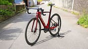 E-Rennrad BH iAerolight 1.8 Seitenansicht schräg von vorne