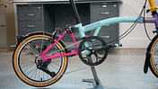 Seitliche Nahaufnahme des Hinterrads eines Brompton-Faltrads mit recycelter Aluminiumfelge.