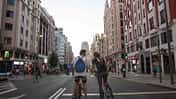 Zwei Radfahrer in Madrid