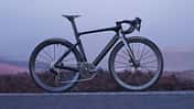 Corratec EVO Ultra,Rennrad,blauer Himmel Hintergrund,Seitenansicht