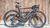 corratec,CCT Evo Ultra,Rennrad,Holzwand,Seitenansicht