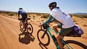 BMC,Gravelbike,Urs,zwei Fahrer,Wüste,von hinten,Actionfoto