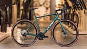 Cube Attain SLX,2025,Rennrad,Seitenansicht,heller Hintergrund