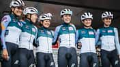 Das Team MAxx-Solar Rose Women Racing bei einer Teampräsentation