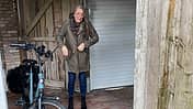 E-Bike-Fahrerin im Regen