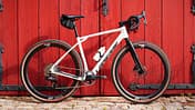 Lapierre Crosshill CF 2025,Gravelbike,Seitenansicht,rotes Holztor