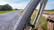 Hutchinson Caracal,Gravelreifen,Pneus,Semi-Slick,Schotterweg,Wiese links