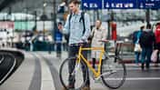 Mit Fahrrad auf dem Bahnsteig