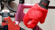 Mit sanften Händen ans Fahrrad: mit dem Putzhandschuh von Sonax gelint die Bike-Pflege