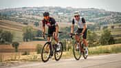 Zwei Rennradfahrer,Hügel,Sommer