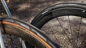 Den neuen Michelin Pro 5-Reifen gibt´s mit schwarzer und brauner Flanke.