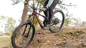 Das Fahrwerk der Trailkatze ist potent und selten überfordert. Besonders in der Abfahrt ist das Heck ein Highlight und holt sowohl aus den 135 mm am LT als auch aus den 120 mm am ST richtig viel raus. 