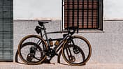 Van Nicholas Astraeus,Titan-Fahrrad,Outdoor,vergittertes Fenster 
