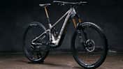 Das neue Pivot Shuttle SL/AM kommt mit kraftvollem Bosch-SX-Motor, leichtem Carbon-Rahmen und einer edlen Ausstattung. Das Light-E-MTB hat mehr Federweg, mehr Power und das bei einem Gewicht unter 18 kg. Auch das neue Bosch-400C-Display kann verbaut werden.