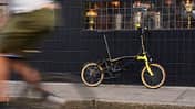 Brompton x Tour de France,Sondermodelle,Faltrad,an Wand anlehnend