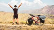 Radfahrer jubelt in Wüste 