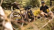 Ridley Bikes,E-Kanzo Adventure,Gravelbike,Fahrer sitzend am Baumstamm