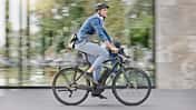 Mann fährt auf einem E-Bike
