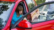 Autofahrer öffnen eine Tür