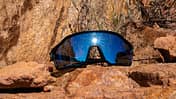 SunGod Velans Matte Black,Sonnenbrille,Radbrille,auf Felsen liegend