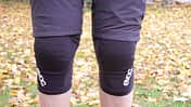 Evoc Knee Protector LS Flex Lite Silikon von vorne fotografiert  Evoc Knee Protector LS Flex Lite Silikon von vorne fotografiert