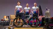 Willier Triestina, Gravel-Team The Grip,das Team vor Couch