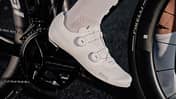 Fizik Lyra Rennradschuh,white modern,Action,eingeklickt in Pedal