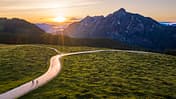 Salzkammergut,Berge,Sonnenuntergang,Wiesen,Abfahrt,Rennrad