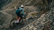 Löffler Gravel Kollektion 2026 SKYS,Actionfoto,schmaler Schotterweg