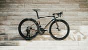 Raymon Arva Elite,Aerorennrad,Seitenansicht auf Stufen