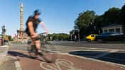 Fahrradfahrer vor der Siegessäule in Berlin 
