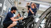 Zwei Mitarbeitende von Rebike in der Werkstatt.