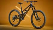 Das Bild zeigt ein Dedicated Senduro Mountainbike in Studioaufnahme vor orangem Hintergrund.