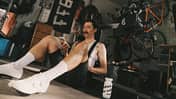 Wahoo Systm App Rennrad Laufen Sport Mann auf Boden sitzend Smartphone