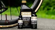 Stan's Rolled Gold,Dichtmilch,Tubeless,vor Laufrad stehend