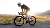 Radfahrer auf einem Pinarello F7 in der Farbe Steel Orchid mit Sonnenuntergang