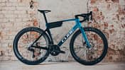 Cube Agree Rennrad Neuheit Endurance-Rennrad Standbild Ziegelmauer