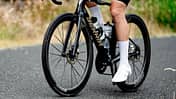 Rennradfahrer auf einem Berria-Rennrad mit den gestaffelten Mavic Comete Carbon-Laufrädern.