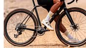 Radsportler auf einem Gravelbike mit den weißen Sidi Ravix Gravel-Schuhen im SPD Klickpedal