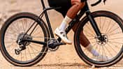 Radsportler im Gelände auf einem Gravelbike mit den neuen Sidi Ravix in "Ice White"