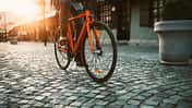 Radfahrer auf Kopfsteinpflaster 