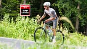 Schmolke Aerrow 2.0,ROADBIKE Test,Action,von rechts den Anstieg heraufkommend