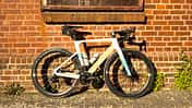 Storck Zeitjaeger 47 R Platinum,ROADBIKE Test,Seitenansicht vor Mauer im Sonnenschein