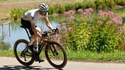 Rennradfahrer auf einem Argon 18 Nitrogen Pro in einer Kurve.